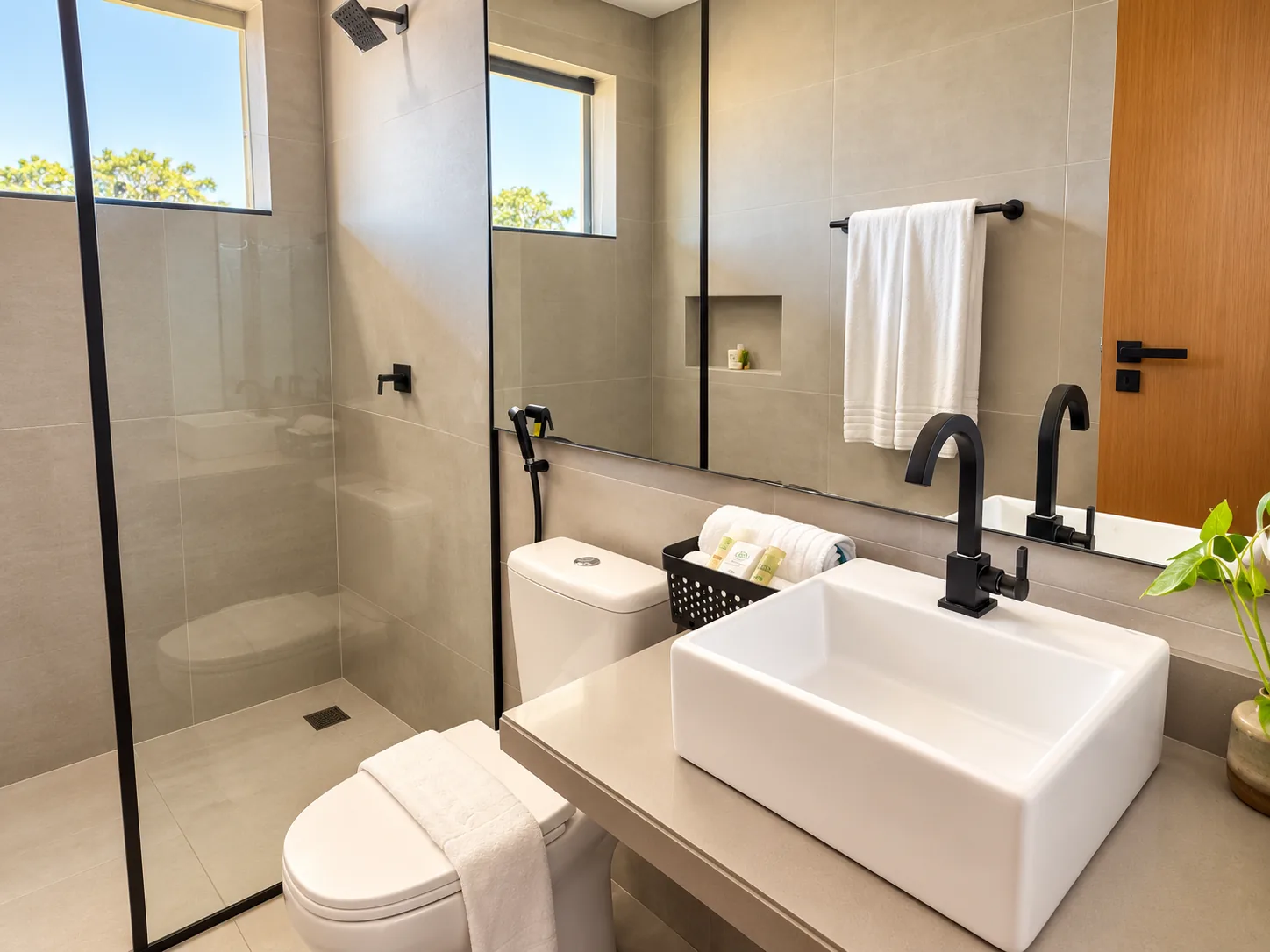 Banheiro do quarto Deluxe com ducha e bancada