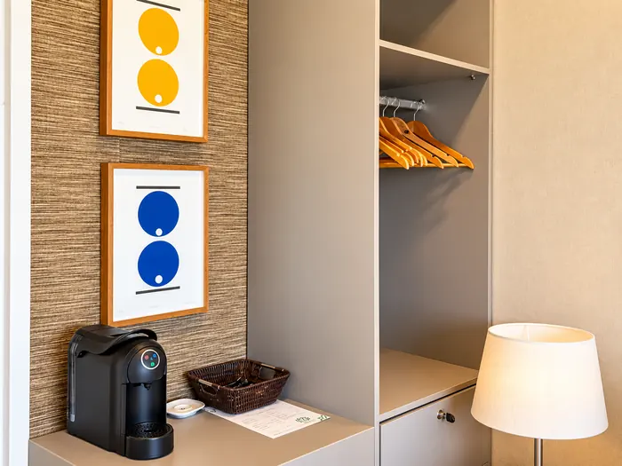 Detalhes de cafeteira e armário do quarto duplo